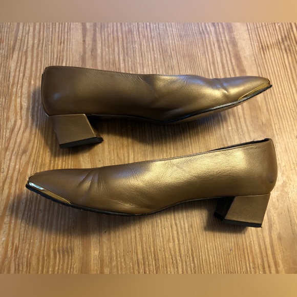 Stuart Weitzman Gold leather block heel pumps. Size 6. - Picture 4 of 11
